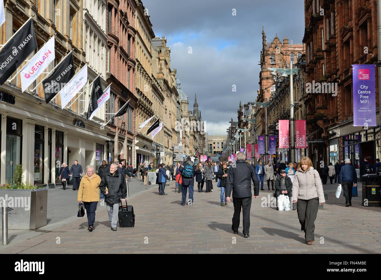 Persone che camminano sulla Buchanan Street (Style Mile), zona commerciale nel centro di Glasgow, Scozia, Regno Unito. Foto Stock