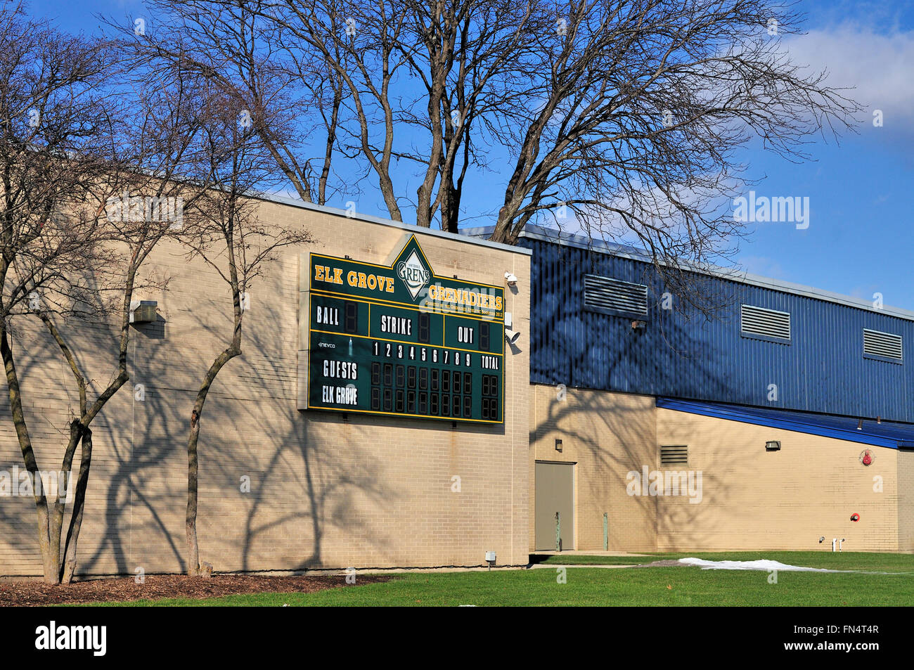 Un quadro di controllo montato sul lato di un alto edificio scolastico in attesa del baseball e softball stagione. Elk Grove Village, Illinois, Stati Uniti d'America. Foto Stock
