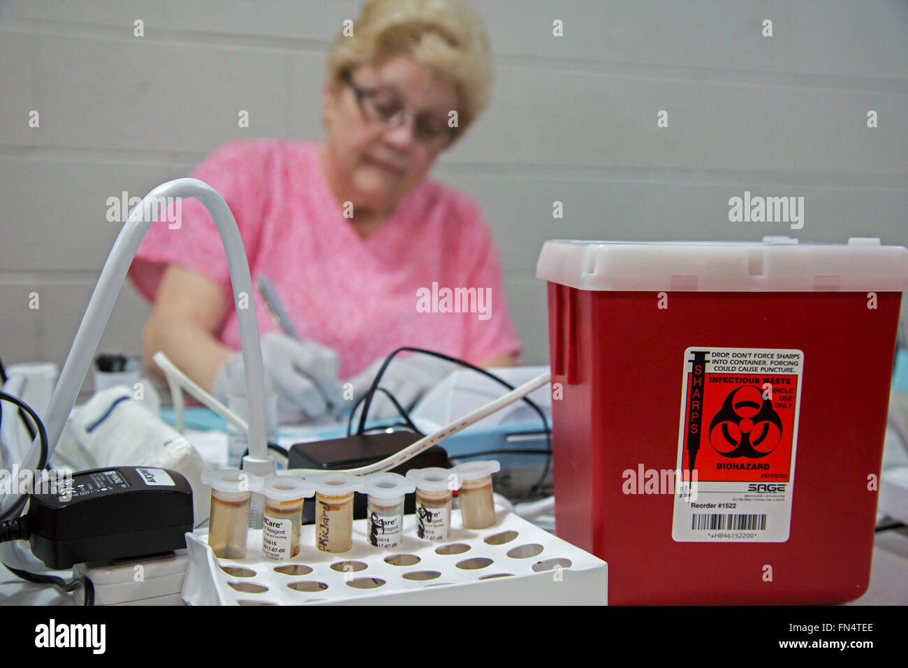 Selce, Michigan - Medical technologist Peggy Abram prove di campioni di sangue di pietra focaia residenti per la presenza di piombo. Foto Stock