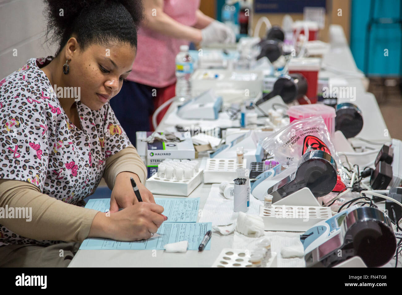 Selce, Michigan - certificato di assistente medico Tamika Duchi prove di campioni di sangue di pietra focaia residenti per la presenza di piombo. Foto Stock