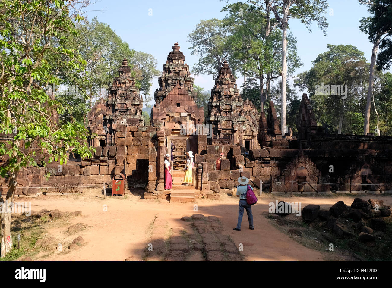 I turisti a Banteay Srei o Banteay Srey è un10th-secolo cambogiano di tempio dedicato al dio indù Shiva. Foto Stock