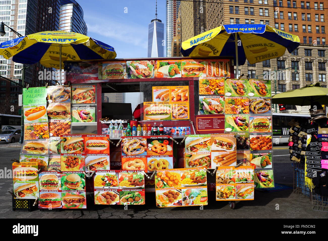 La città di New York Street i fornitori di prodotti alimentari con un commercio mondiale in background, Battery Park, New York, NY, STATI UNITI D'AMERICA Foto Stock