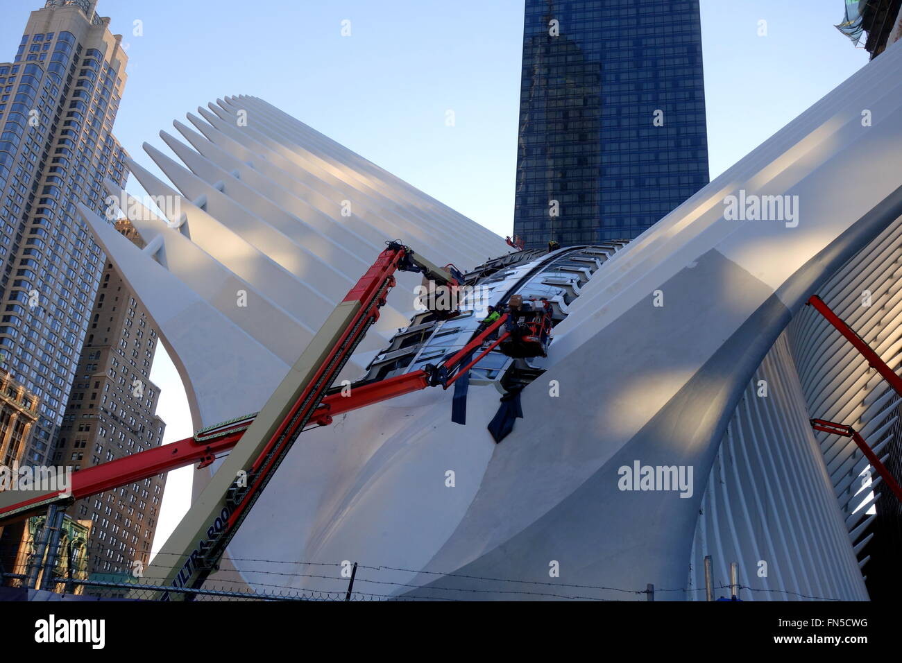 Gru a lavorare sulla parte esterna del WTC Oculus, New York City, NY, STATI UNITI D'AMERICA Foto Stock Gru a lavorare sulla parte esterna del WTC Oculus, New York City, NY, STATI UNITI D'AMERICA Foto Stock