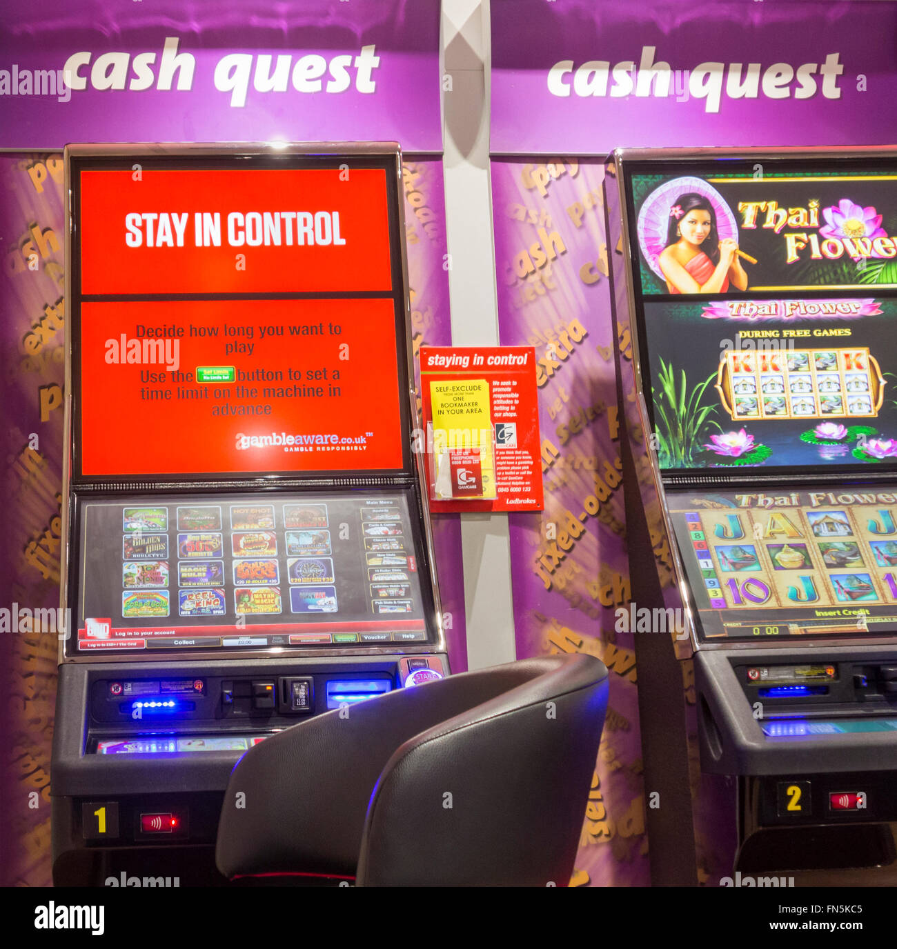 Soggiorno nel messaggio di controllo su fixed odds betting macchina in ladbrokes bookmakers. Inghilterra, Regno Unito Foto Stock