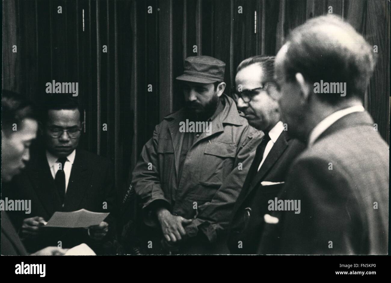 1958 - la donazione di Cuba al popolo vietnamita: Il momento in cui Nguyen Thanh, ambasciatore a Cuba della Repubblica Democratica del Vietnam, ha ringraziato a nome del popolo vietnamita, per la donazione di diecimila metrici di zucchero, effettuata dal governo cubano come contributo al rafforzamento del popolo di quel paese fratello nella sua eroica lotta contro l'imperialismo. Nella foto: Il primo ministro cubano, il maggiore Fidel Castro, il presidente Osvaldo Dorticos e il ministro  relazioni estere, Dr. Raul Garcia, sono visti con l'ambasciatore della Repubblica Democratica del Vietnam, Foto Stock