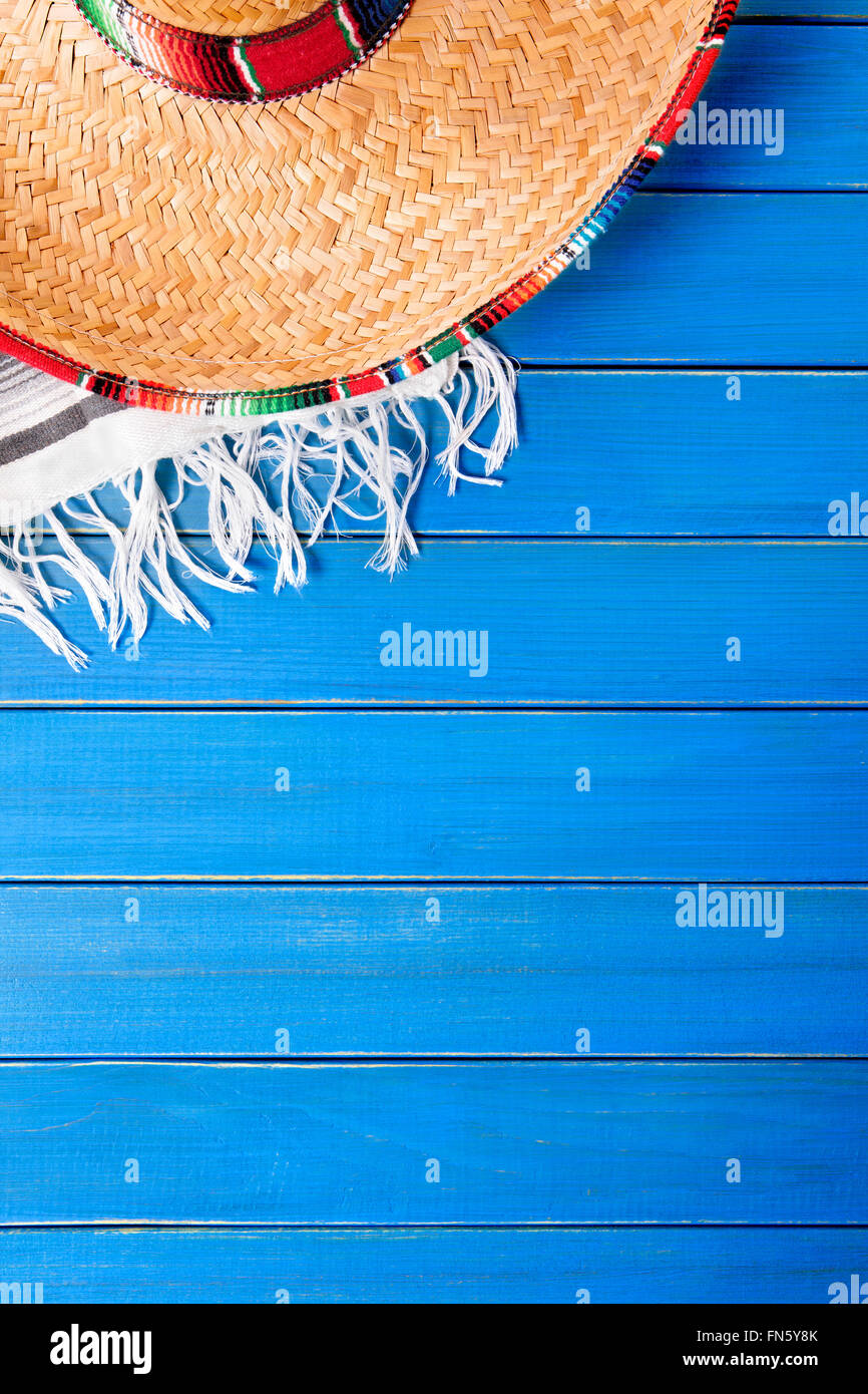 Sombrero messicano con tradizionale serape coperta prevista su un vecchio blu dipinta in legno di pino piano. Spazio per la copia. Foto Stock