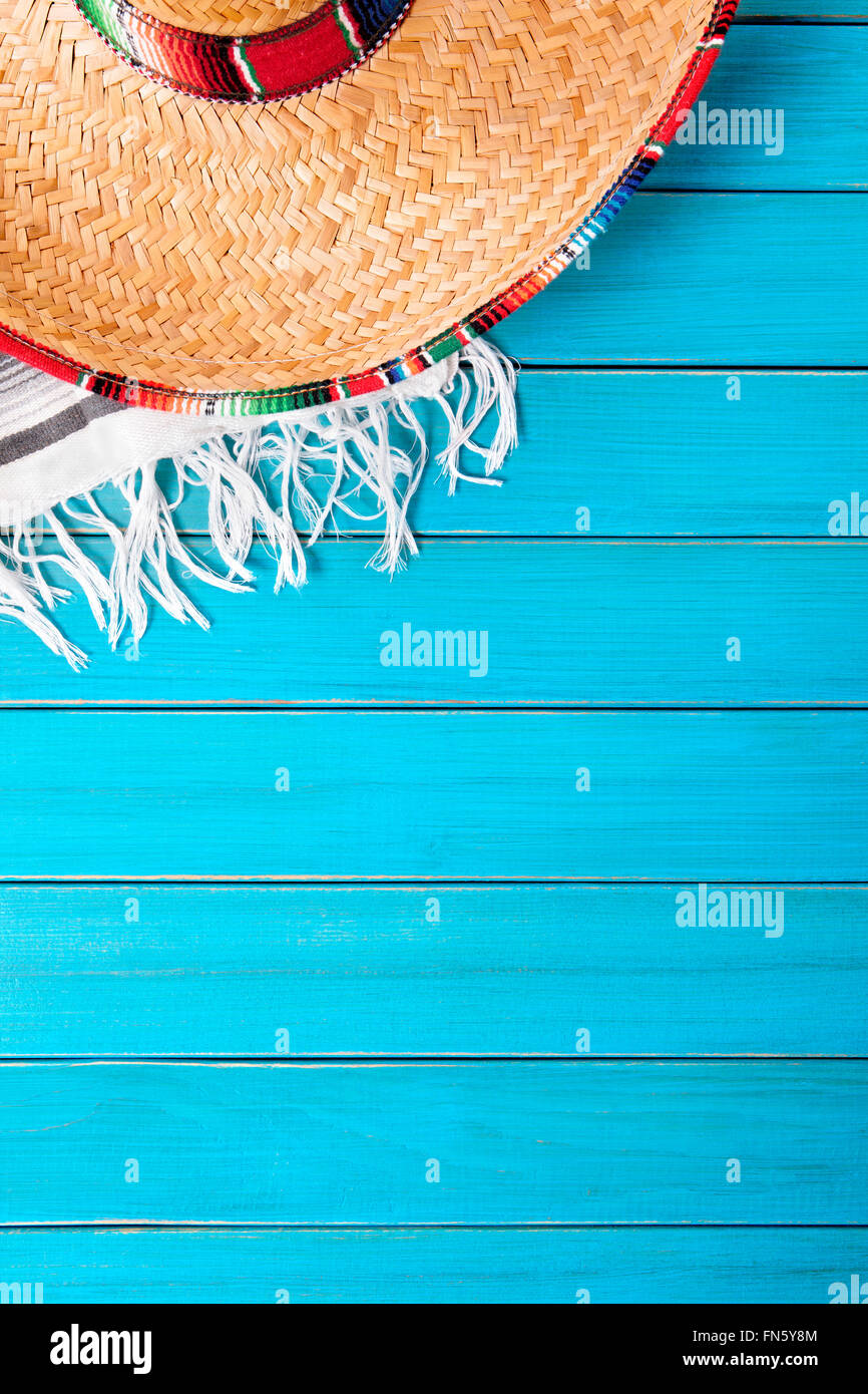 Sombrero messicano con tradizionale serape coperta prevista su un vecchio blu dipinta in legno di pino piano. Spazio per la copia. Foto Stock