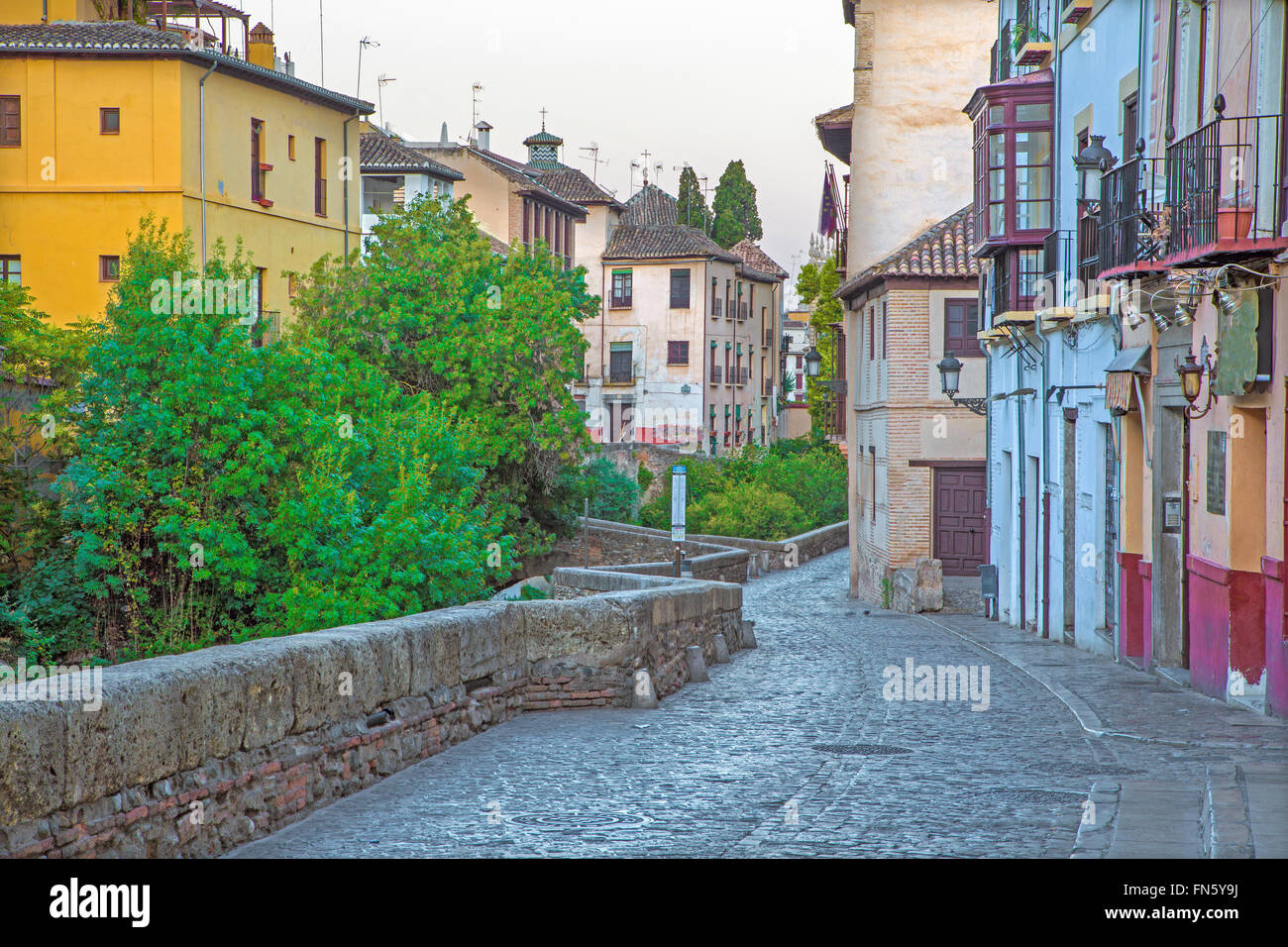 Granada - Carrera del Darro street in mattina. Foto Stock