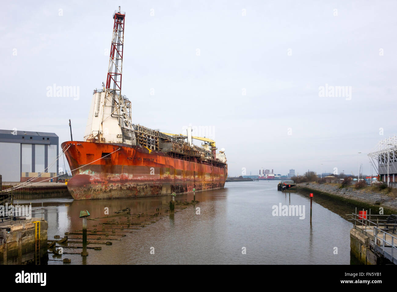 Mare del Nord produttore di petrolio offshore sistema di produzione utilizzato in ConocoPhilips McCullogh oilfield smobilitati per Middlesbrough 2015 Foto Stock