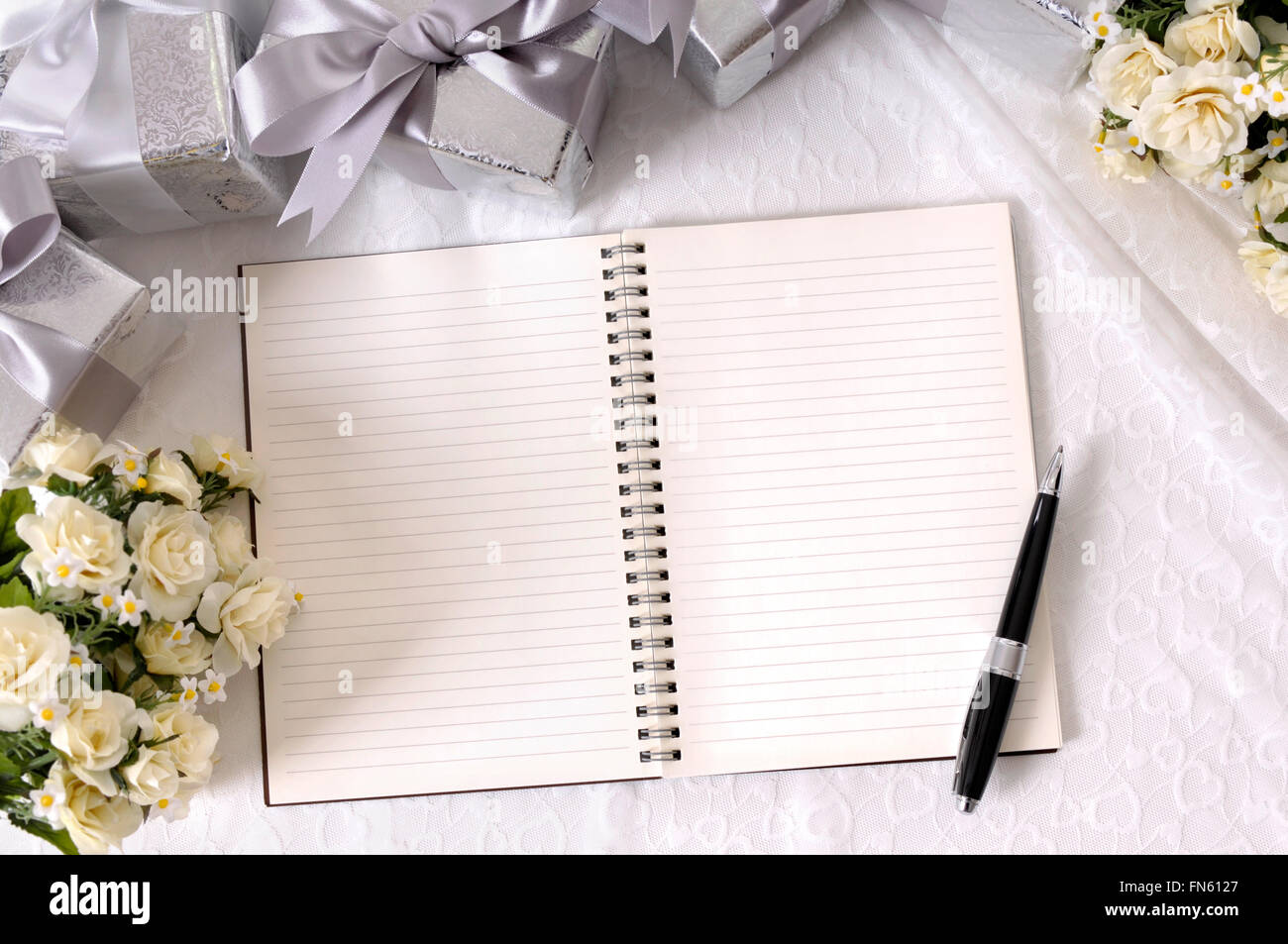 Sfondo Di Matrimonio Con Notebook Ripiegato E Penna Prevista Sul Pizzo Nuziale Con Diverse Nozze D Argento Regali E Bouquet Di Rose Foto Stock Alamy