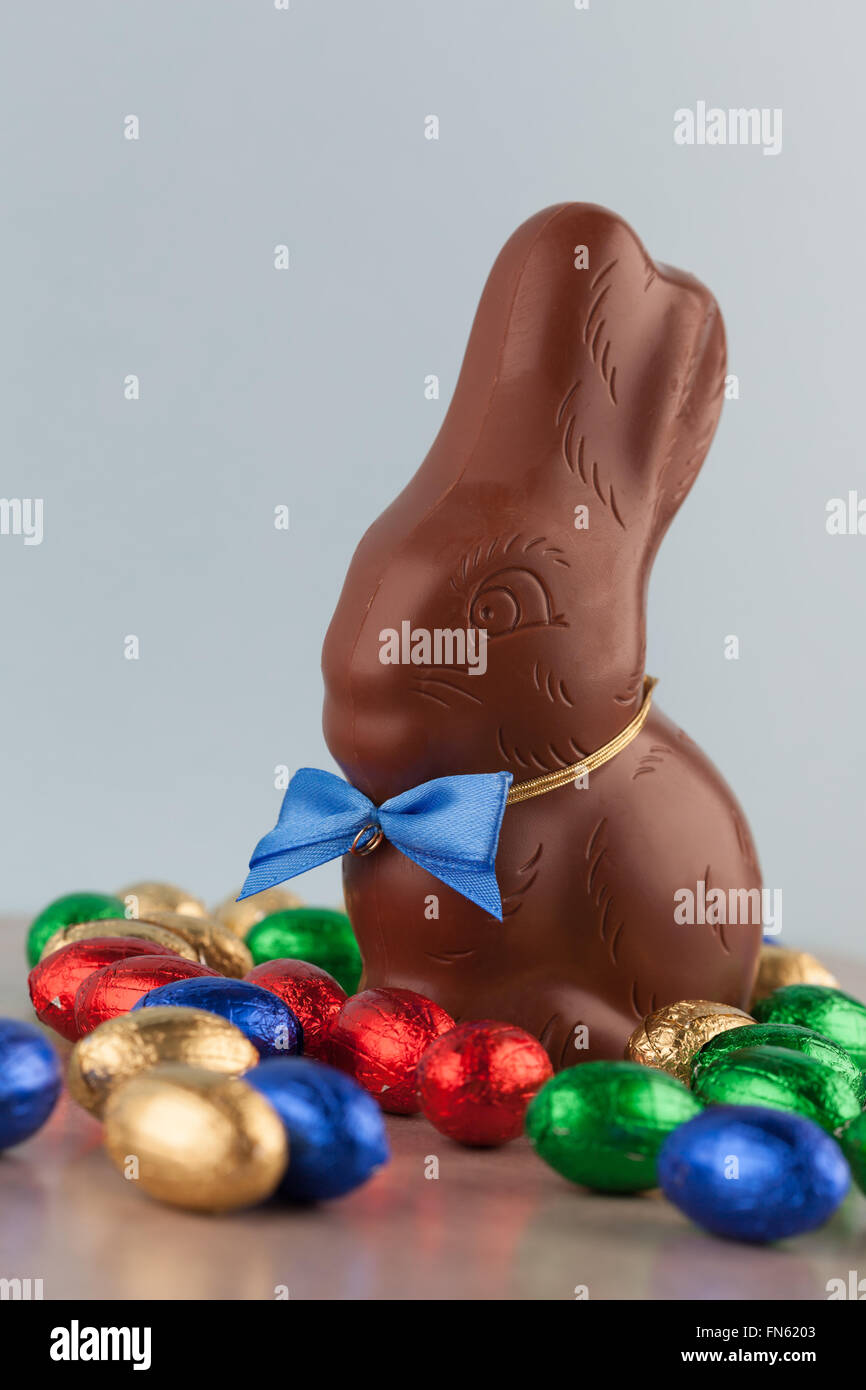 Pasqua uova di cioccolato avvolto in foglio colorato e Bunny. Profondità di campo. Foto Stock