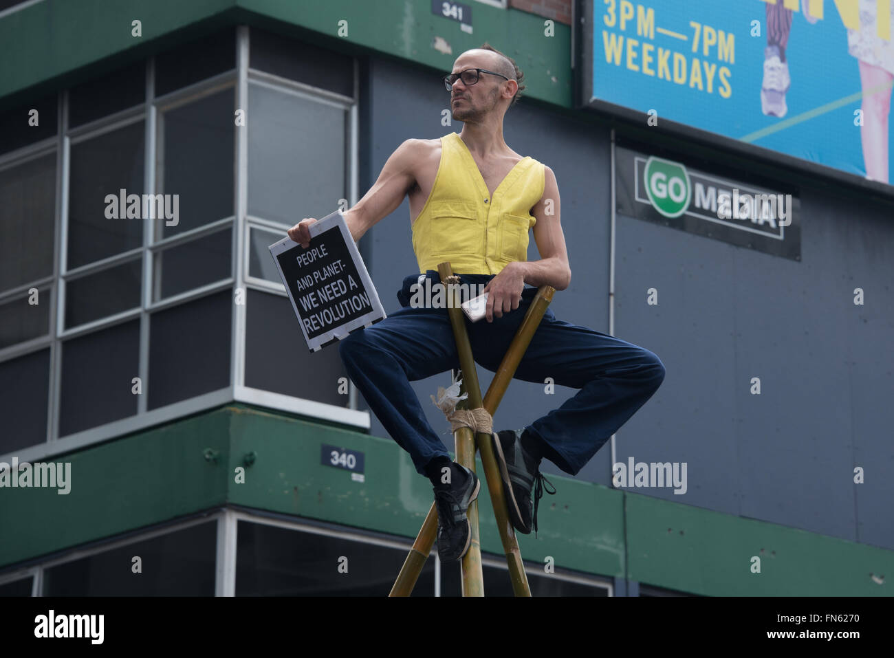 AUCKLAND, NUOVA ZELANDA - 4 febbraio 2016 Protestor su un shear-gambe sopra la folla. Centro di Auckland era arenato per Foto Stock
