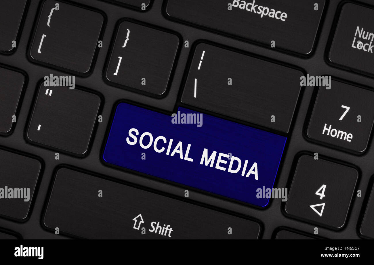 Social media pulsante su un laptop moderno tastiera Foto Stock