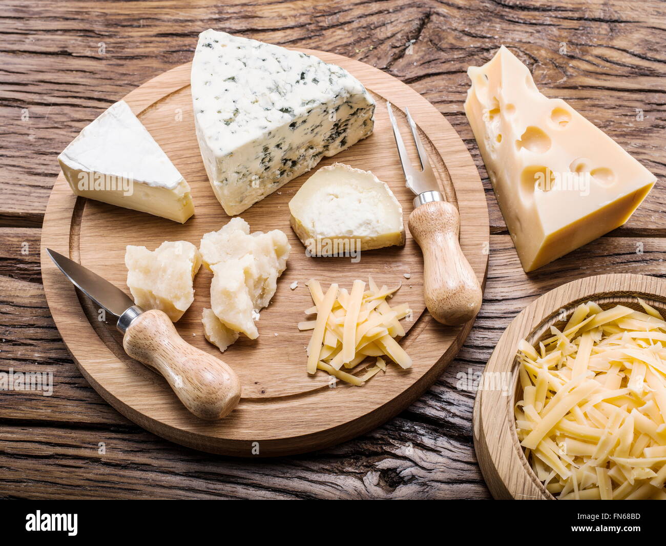 Varietà di formaggi su una tavola di legno. Foto Stock