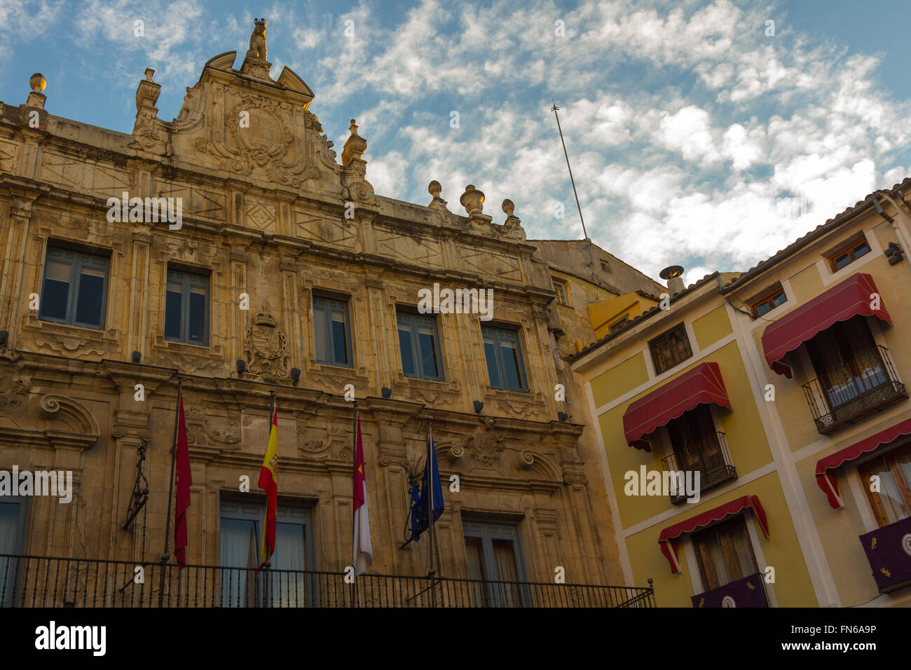 Tipiche le strade e gli edifici della famosa città di Cuenca, Spagna Foto Stock