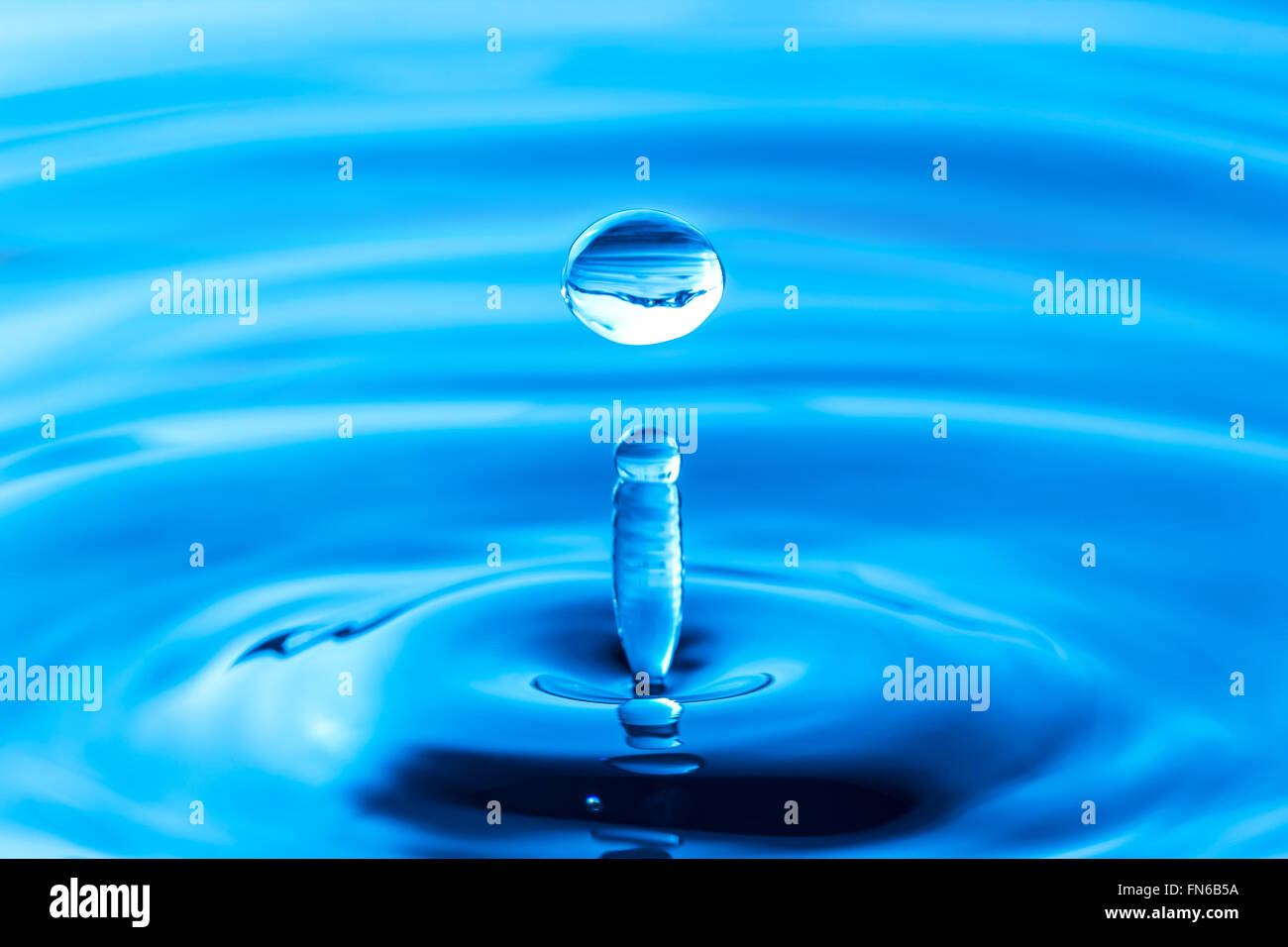 Immagine ravvicinata goccia d'acqua e acqua increspata Foto Stock