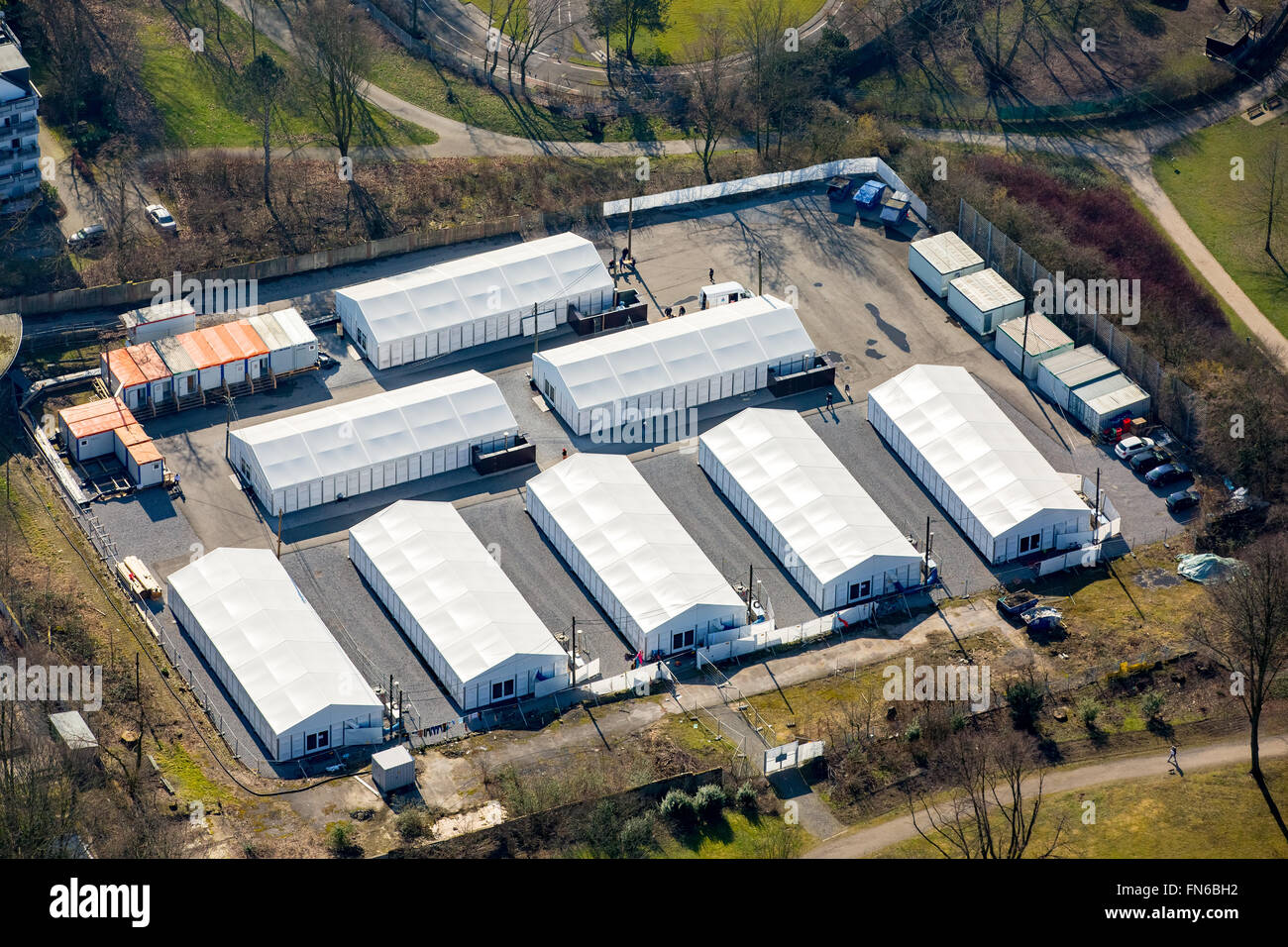 Vista aerea, rifugiato alloggio ex sportivo Bernetalschule, Altenbergerstraße, Essen, Ruhr, Renania settentrionale-Vestfalia, Foto Stock