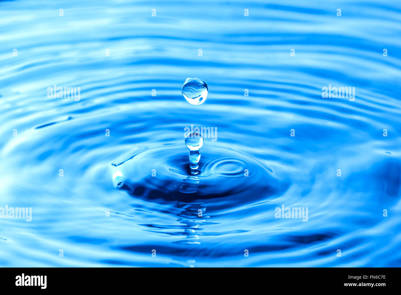 Immagine ravvicinata goccia d'acqua e acqua increspata Foto Stock