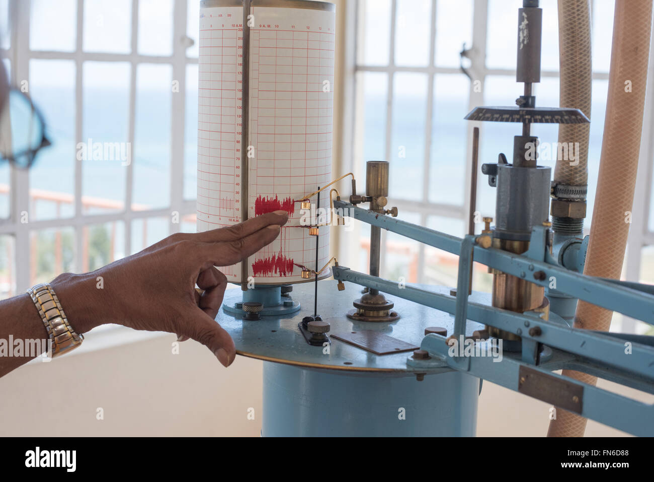 Vecchia ala meccanica Stampa indicatore di direzione e velocità del vento sulla carta con inchiostro rosso Foto Stock