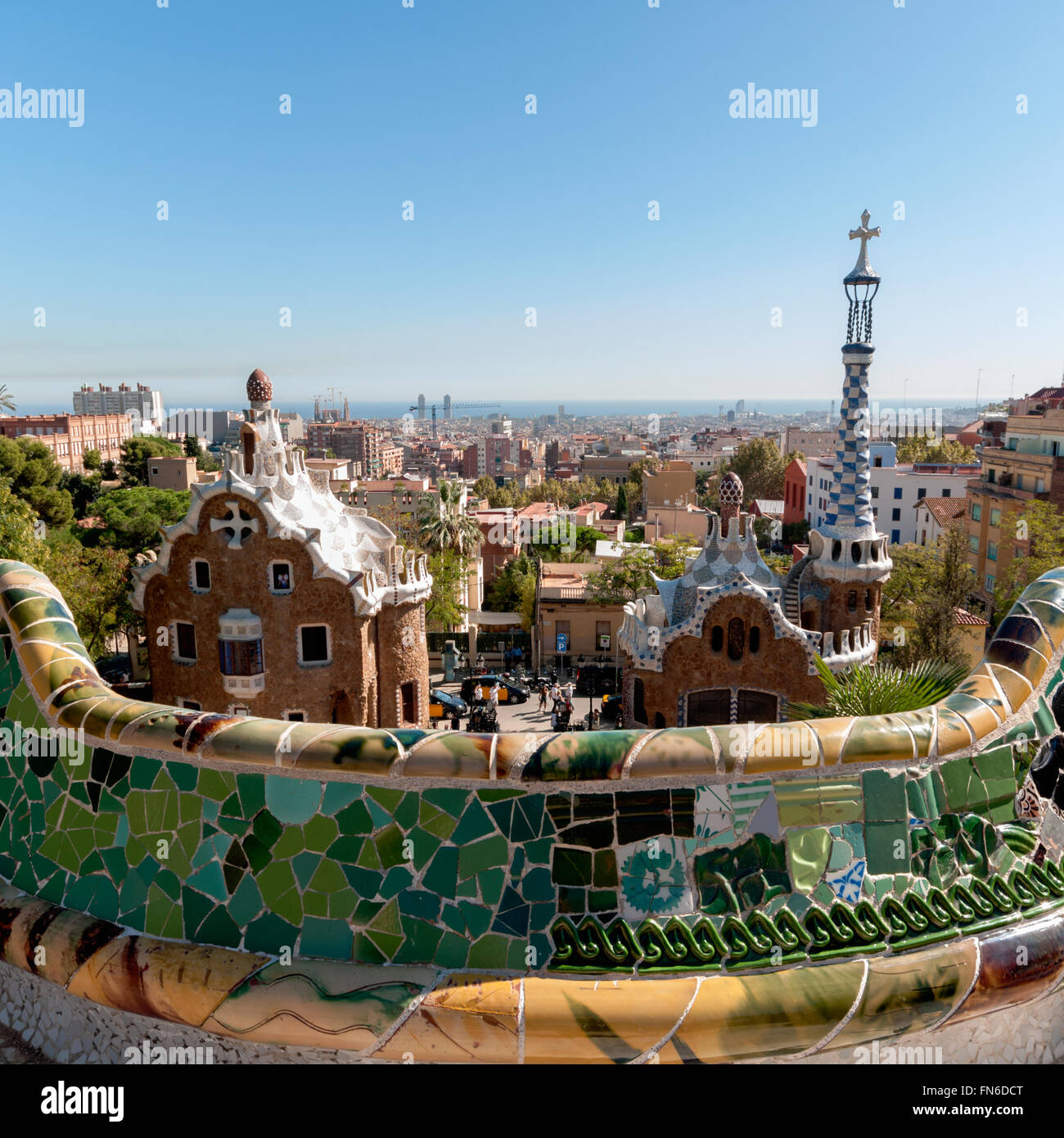 Barcellona, Spagna - 11 OTT 2011: vista in elevazione dell'entrata principale del Parc Guell, Antonio Gaudi capolavoro architettonico. Foto Stock