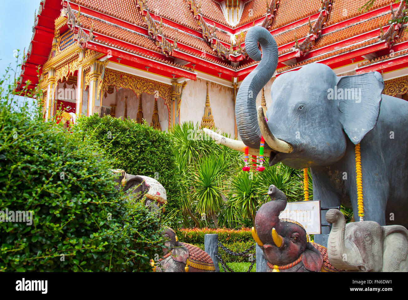 Phuket, Tailandia - 23 dicembre 2015: Thai Wat Chalong quadrato con santo simboli di animali Foto Stock