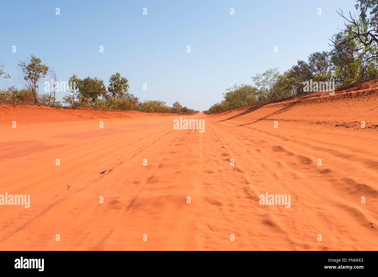 Rosso ondulato su strada sterrata fino a Cape Leveque, Dampier Peninsula, regione di Kimberley, Western Australia, WA, Australia Foto Stock