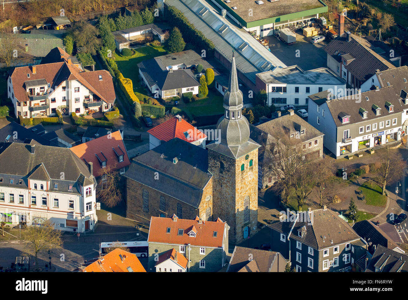 Vista aerea, con cupola a cipolla chiesa, nella piazza della chiesa, Sprockhövel, la zona della Ruhr, Renania settentrionale-Vestfalia, Germania, Europa, antenna Foto Stock