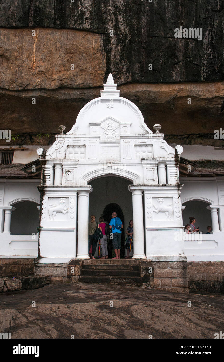 L'ingresso alla grotta buddista templi di Dambulla, Sri Lanka Foto Stock