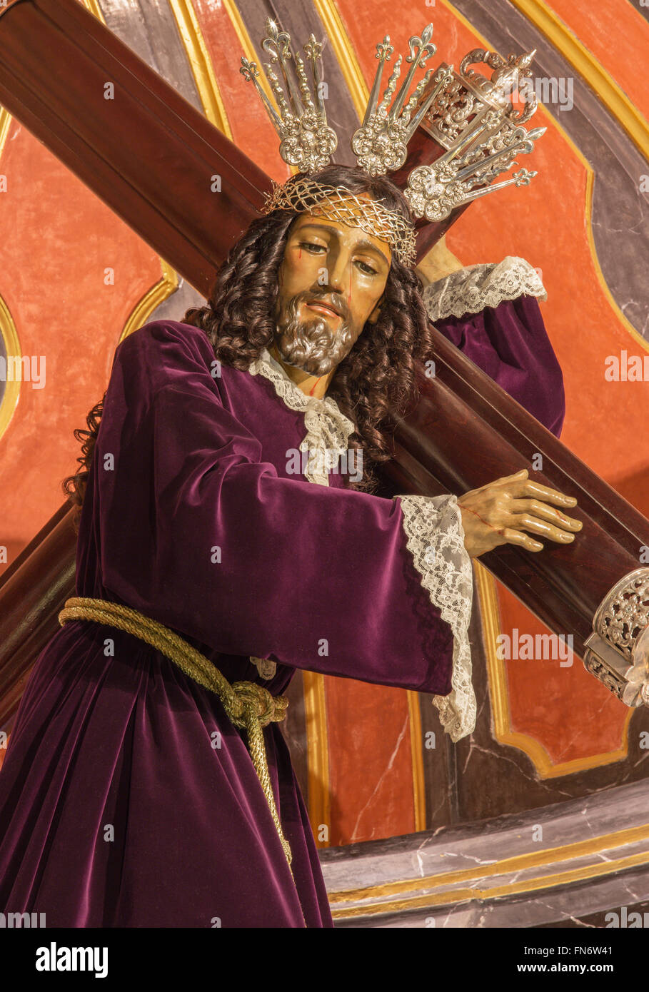 MALAGA, Spagna - 31 Maggio 2015: il tradizionale acquisiti alla statua di Gesù con la croce in chiesa Iglesia del Santiago Apostol Foto Stock