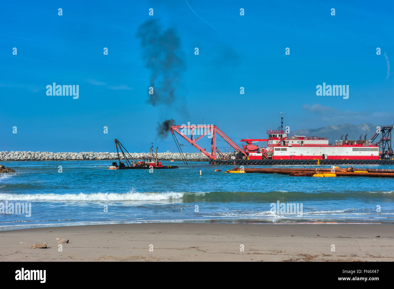 Dragare lavoro chiatta lungo il lato più piccola imbarcazione. Foto Stock