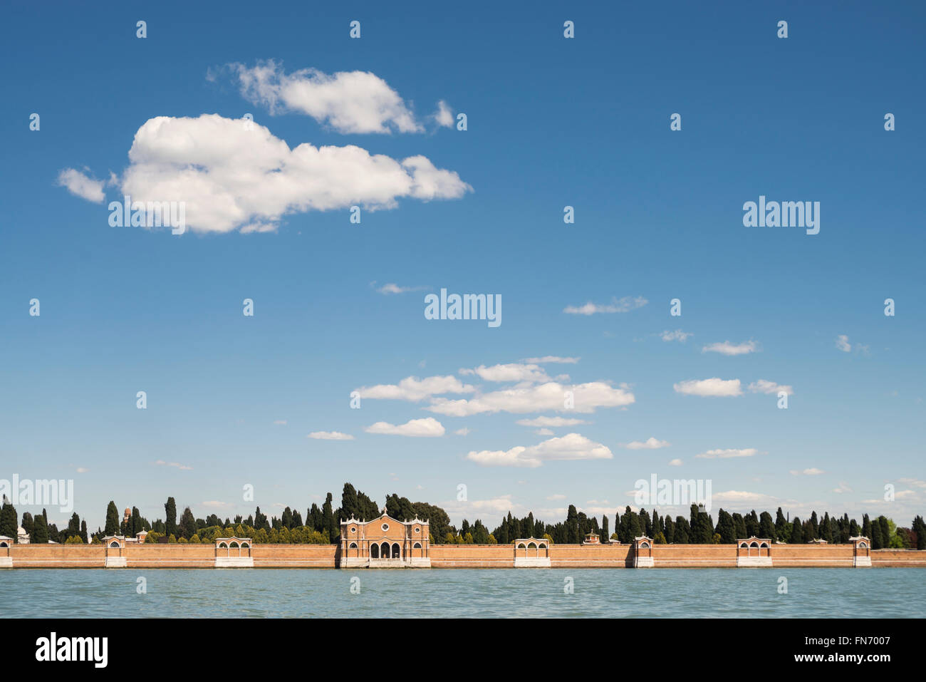 Il bianco delle nuvole nel cielo blu sopra il cimitero Isola di San Michele a Venezia, Italia Foto Stock