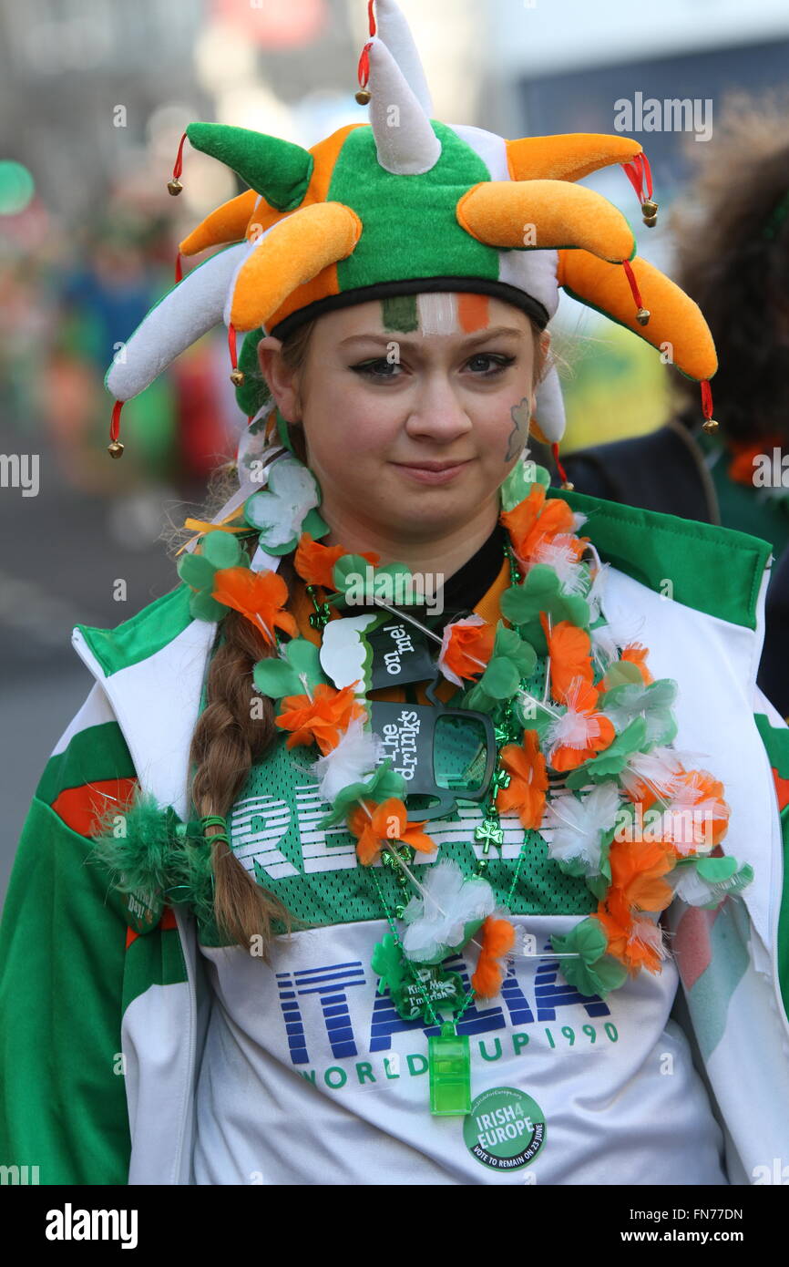 Una giovane donna durante la St Patrick parata del giorno a Londra. Foto Stock
