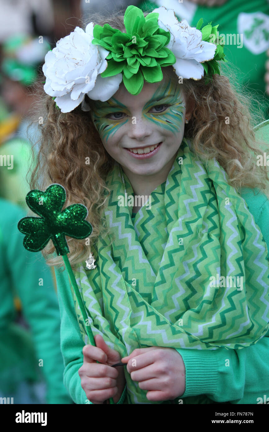 Ragazza irlandese durante il San Patrizio parata del giorno a Londra, Regno Unito. Foto Stock