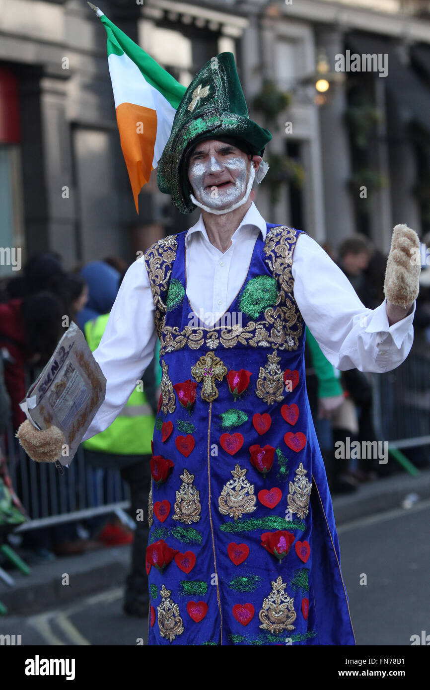 Un uomo nel corso di St Patrick parata del giorno a Londra. Foto Stock