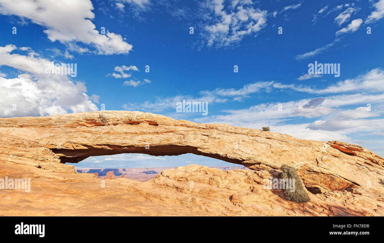 Mesa Arch nel Parco Nazionale di Canyonlands, Utah, Stati Uniti d'America. Foto Stock