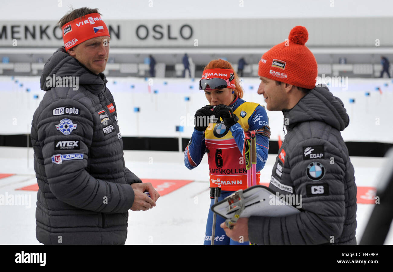 Oslo, Norvegia. 13 Mar, 2016. Gabriela Soukalova (centro) della Repubblica ceca prima dell'IBU Campionati del Mondo di Biathlon, la donna 12,5km mass start concorrenza a Holmenkollen Ski Arena, Oslo, 13 marzo 2016. Nella foto a sinistra coach Ondrej Rybar e allenatore giusto Zdenek Vitek. © Tibor Alfoldi/CTK foto/Alamy Live News Foto Stock