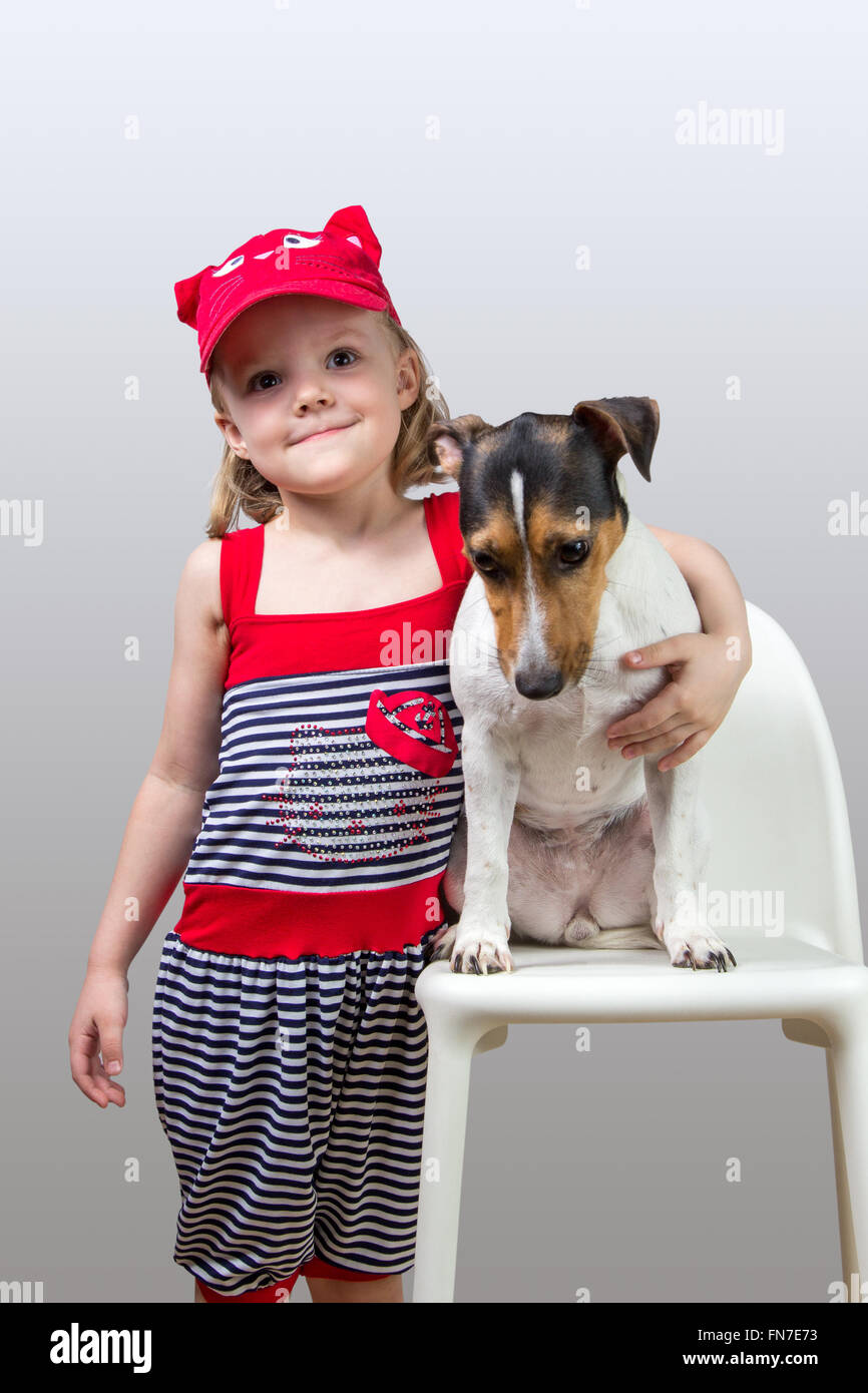 Bambina con il suo Jack Russell Terrier studio Foto Stock