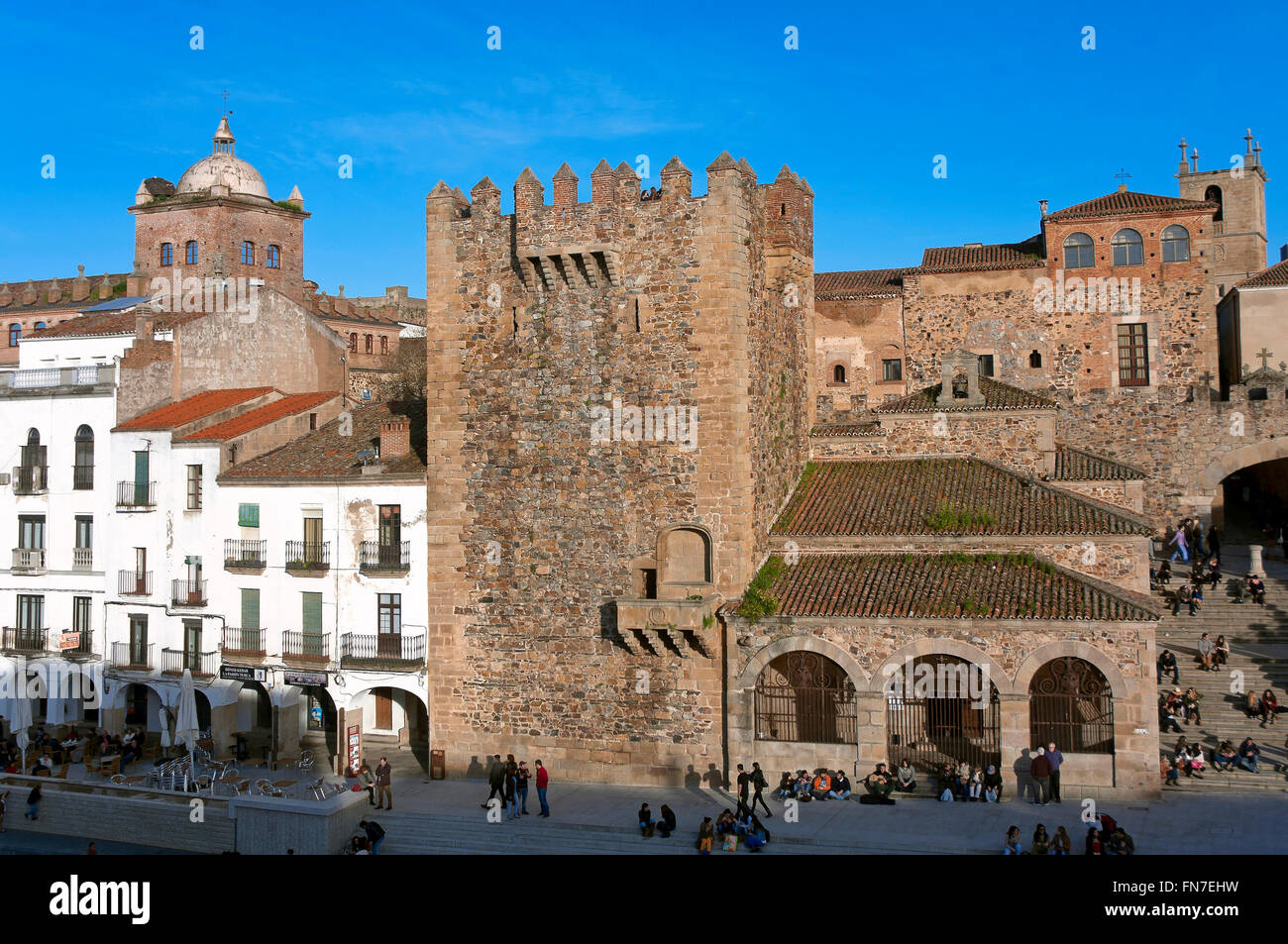 La piazza principale e la torre Bujaco -12secolo, Caceres, regione Estremadura, Spagna, Europa Foto Stock