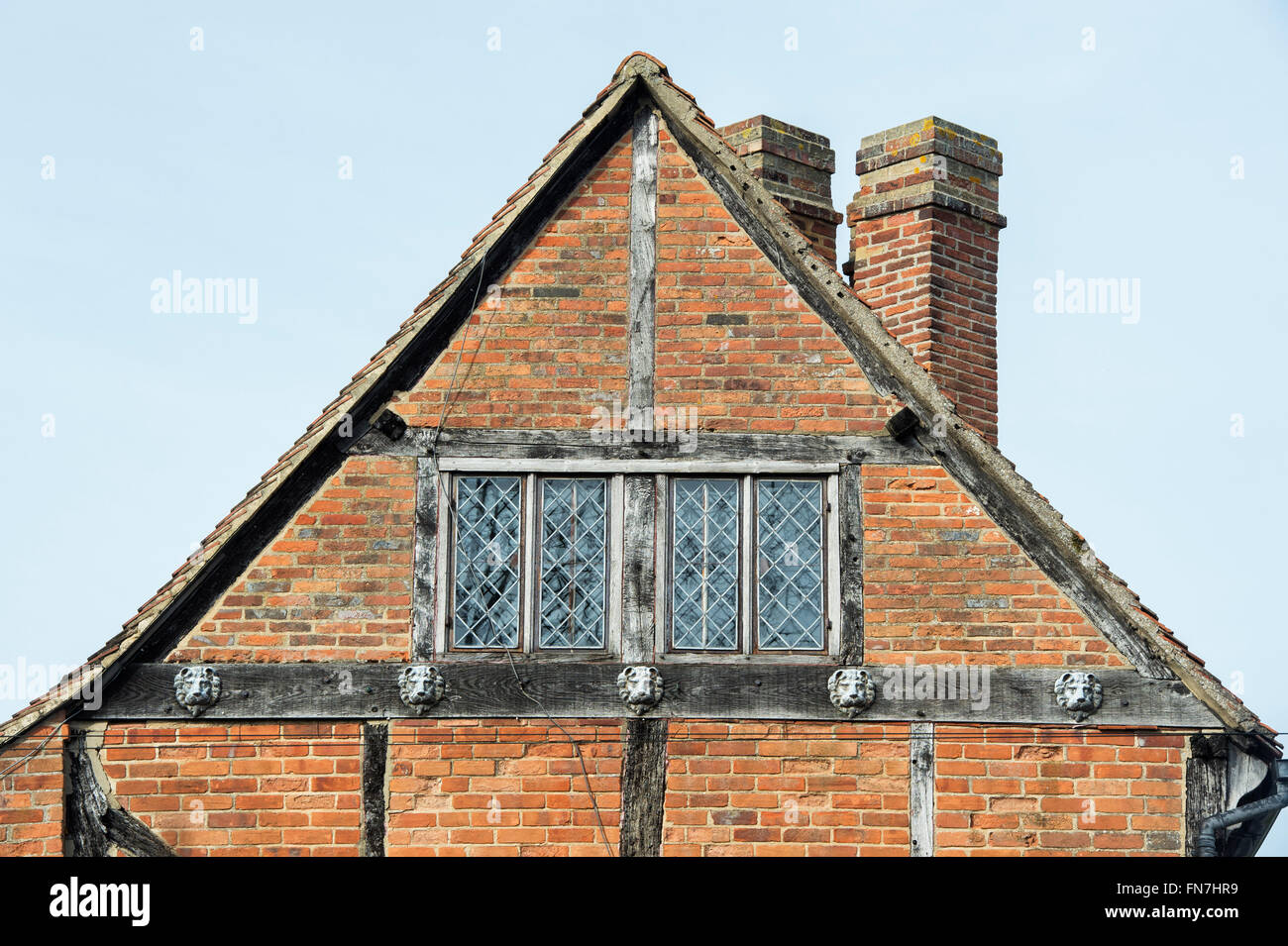 Lion lo stampaggio di dettaglio sul frontone di una struttura di legno casa in Dorchester on Thames, Oxfordshire, Inghilterra Foto Stock