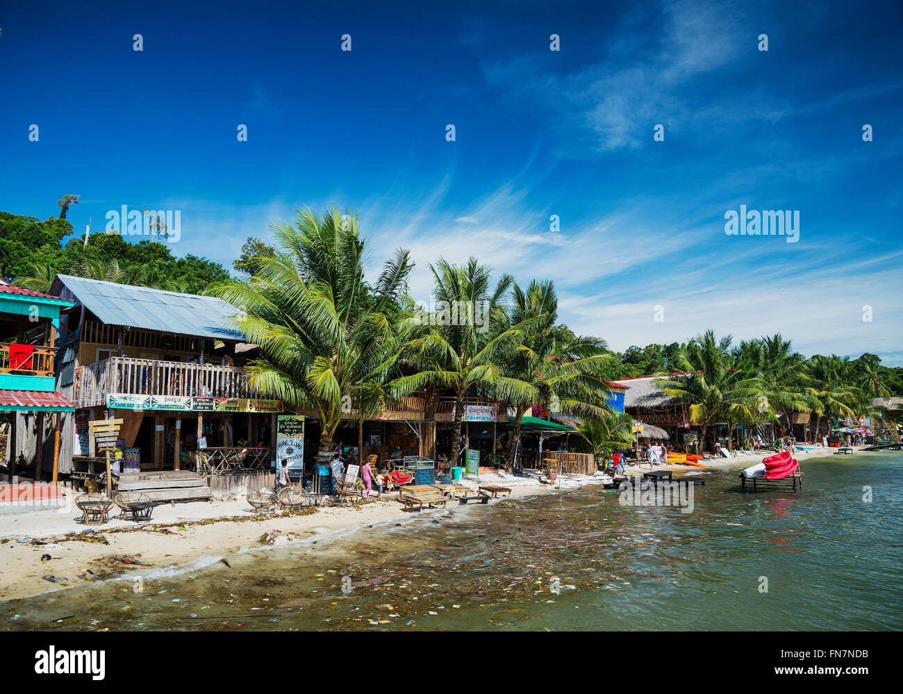 Inquinato spiaggia sporca con rifiuti rifiuti galleggianti in mare su Koh rong isola Cambogia Foto Stock