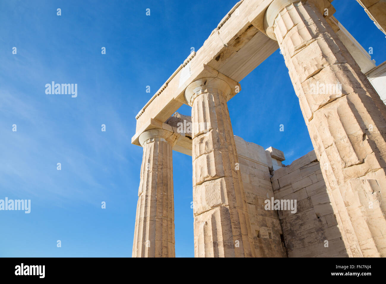 Atene - Le colonne di propilei sulla Acropoli con capitelli dorici. Foto Stock