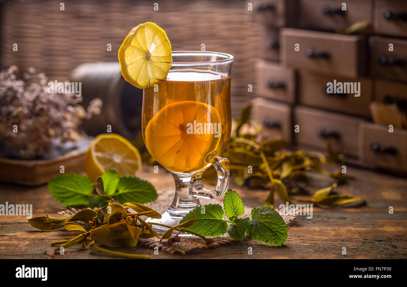 Tazza di tè alle erbe con menta fresca sul tavolo di legno Foto Stock