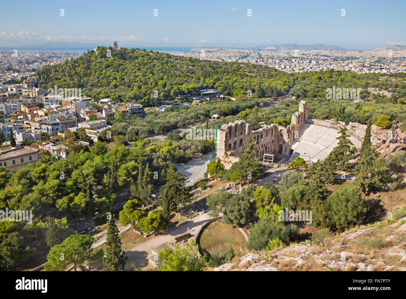Atene - l' Odeon di Erode Attico o Herodeon sotto l'acropoli nella luce del mattino e il panorama della città Foto Stock