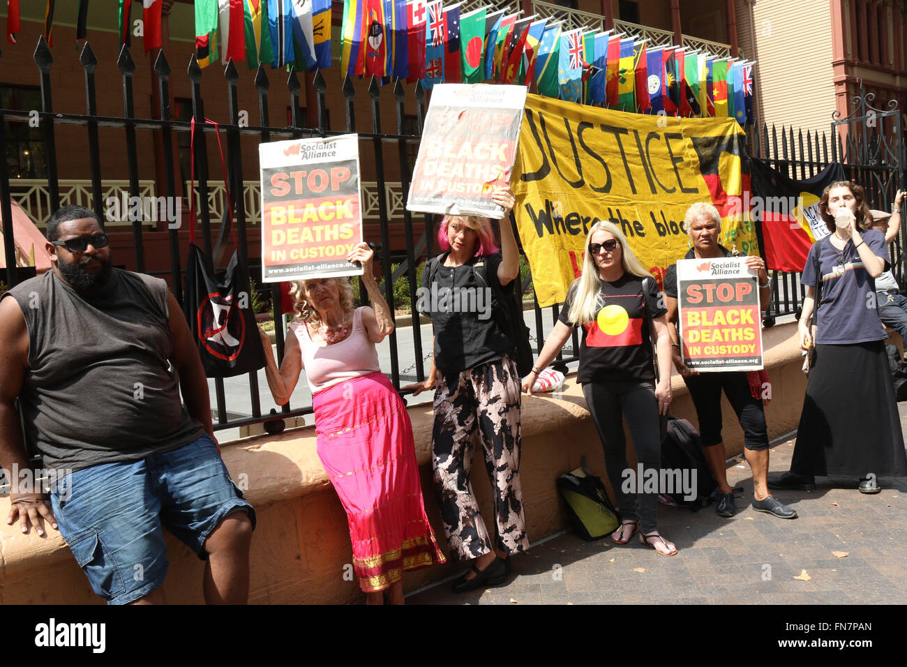 Sydney ISJA raccolse fuori NSW il Parlamento in solidarietà con la famiglia Dhu per la giustizia per Julieka Dhu e decessi in custodia. Foto Stock