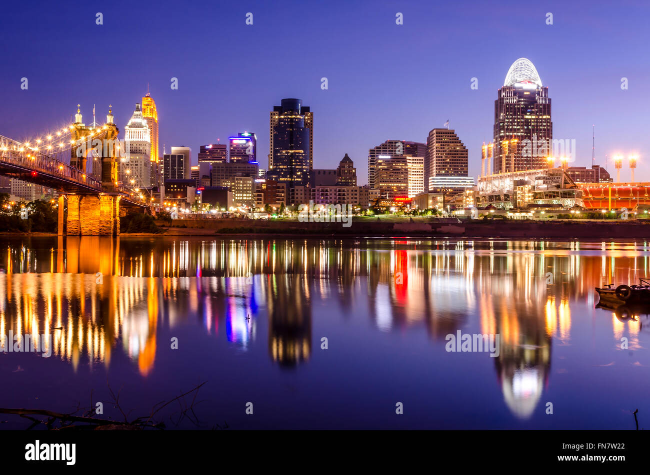 Cincinnati skyline all'alba con riflessioni dalla costruzione nel fiume Ohio Foto Stock