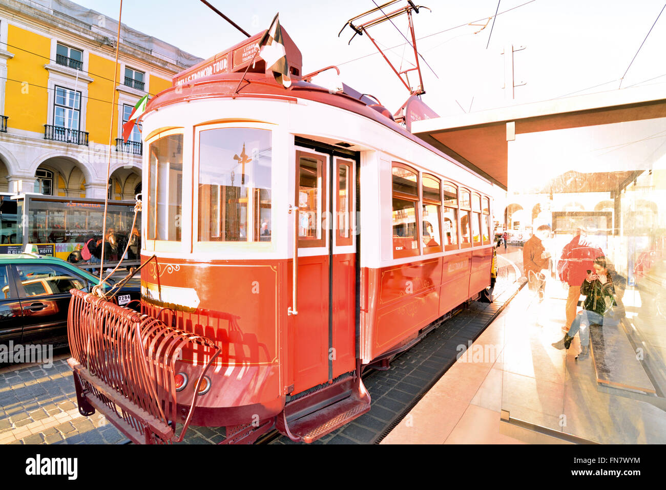 Il portogallo Lisbona: storico tram rosso fermandosi a Praca do Comercio Foto Stock