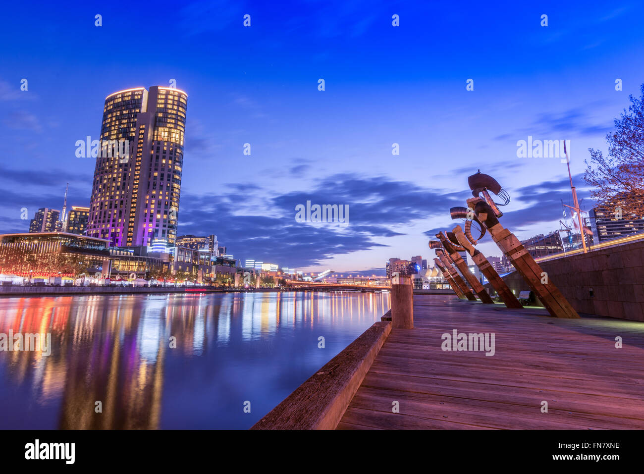 Fiume Yarra e edifici per uffici a Melbourne, Australia al tramonto Foto Stock