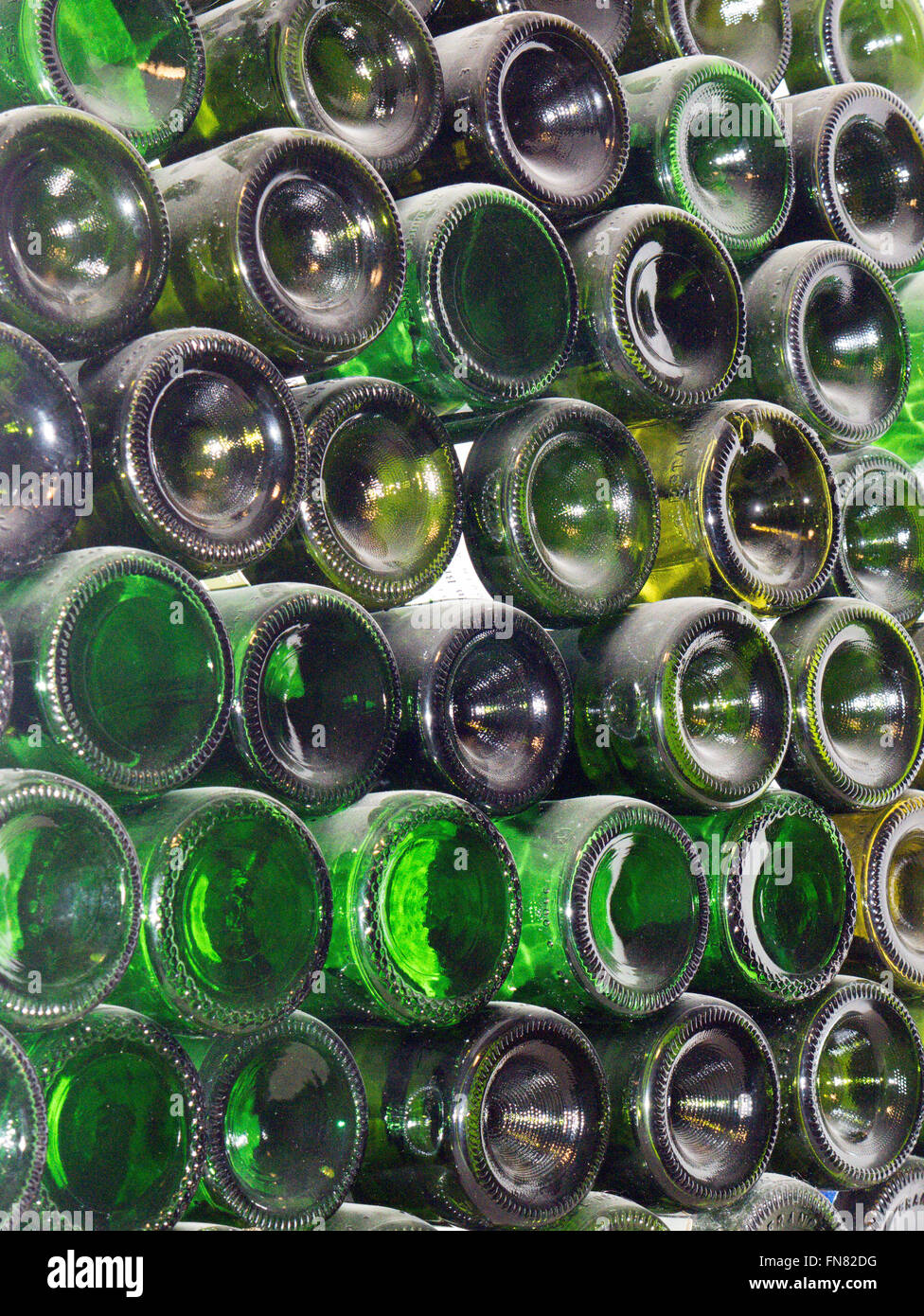 Pila di verde bottiglie di vino Foto Stock