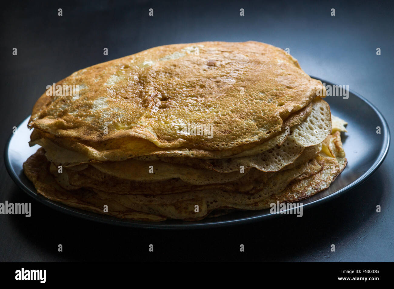 Una pila di pancake cotti tradizionalmente durante il pancake settimana in Russia Foto Stock