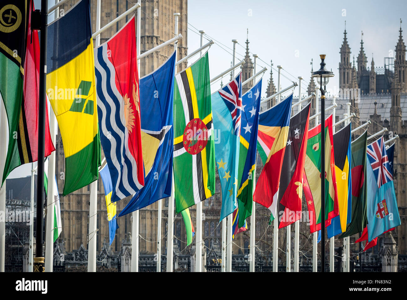 Londra, Regno Unito. Il 14 marzo 2016. Bandiere volare in piazza del Parlamento per celebrare la Giornata del Commonwealth 2016 sotto il tema "Un Inclusive Commonwealth' Credit: Guy Corbishley/Alamy Live News Foto Stock